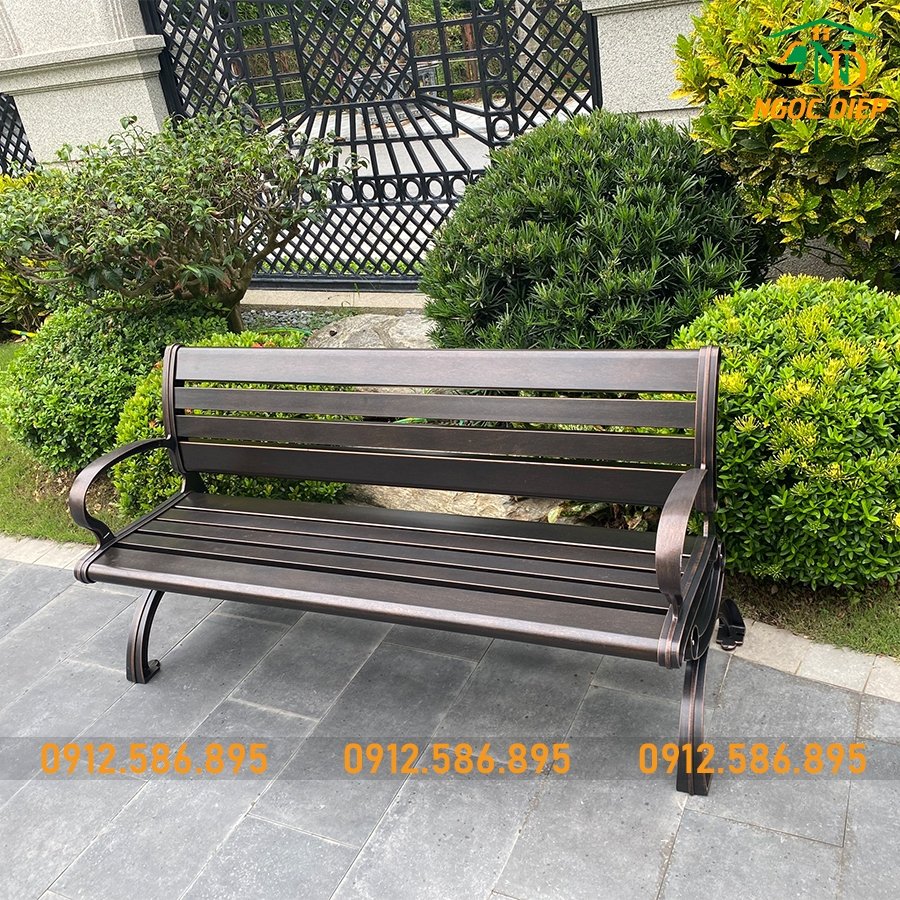 Ghế công viên được bố trí ở những vị trí thuận tiện nhất dưới bóng cây