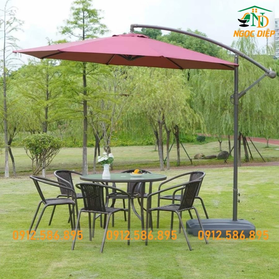 Ô dù kết hợp với bàn ghế ngoài trời cho sân vườn trở nên thẩm mỹ hơn