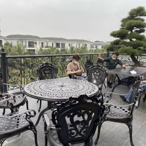 Lắp Đặt bộ bàn ghế nhôm đúc tại Vin Ocean Park